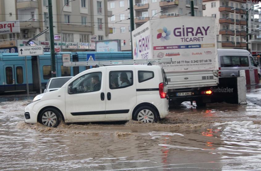 Sağanak bastırdı, kanalizasyon taştı, üst geçitte mahsur kaldılar