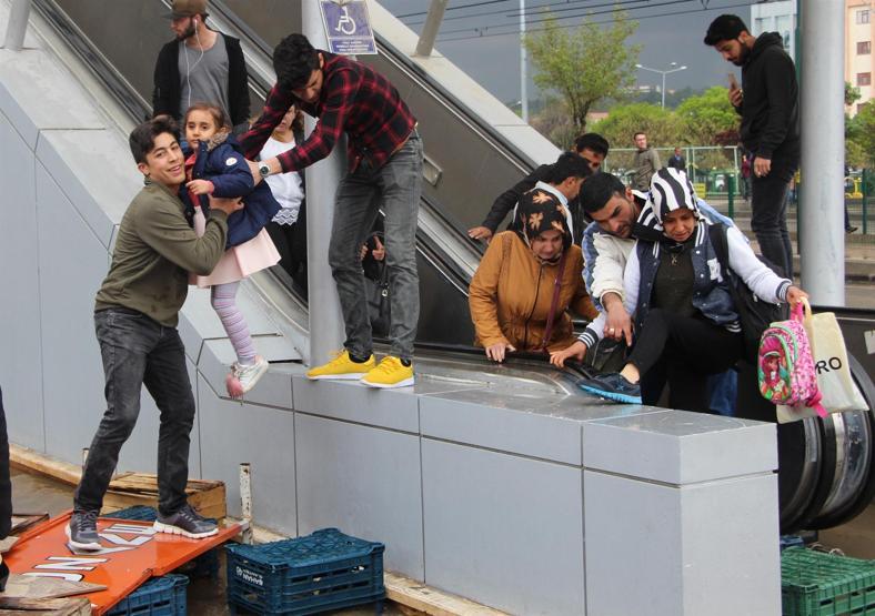 Sağanak bastırdı, kanalizasyon taştı, üst geçitte mahsur kaldılar