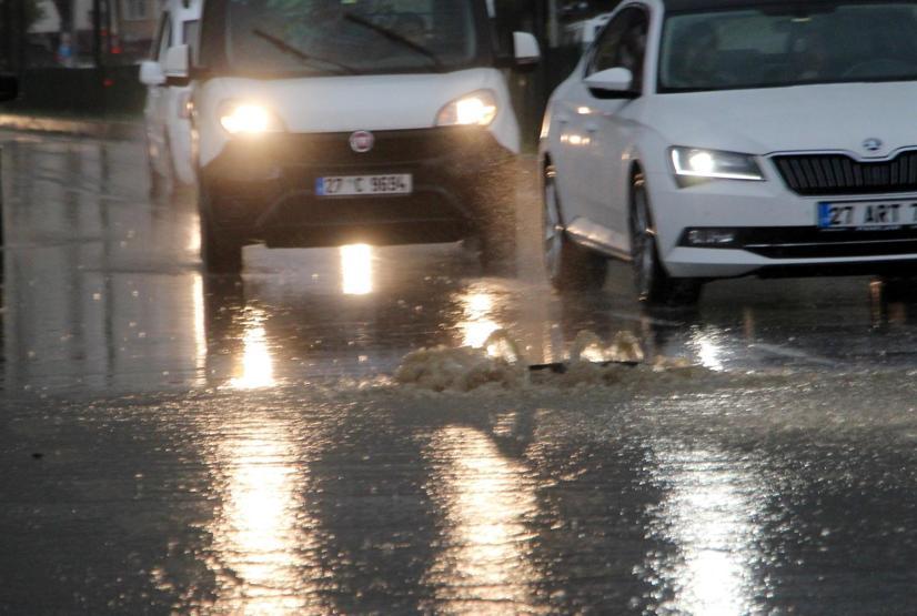 Sağanak bastırdı, kanalizasyon taştı, üst geçitte mahsur kaldılar