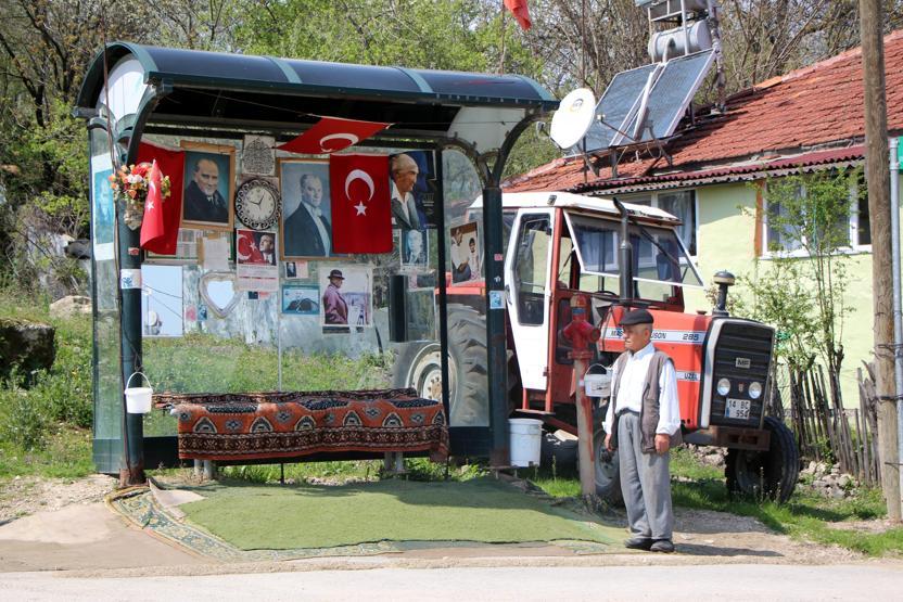 Evinin yanındaki durağı bu hale getirdi