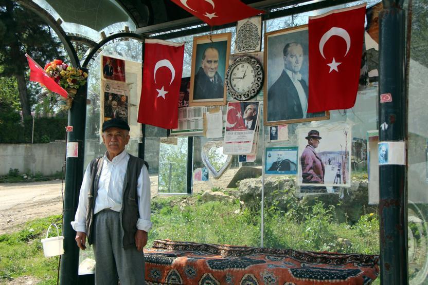 Evinin yanındaki durağı bu hale getirdi