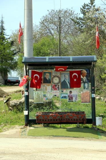 Evinin yanındaki durağı bu hale getirdi