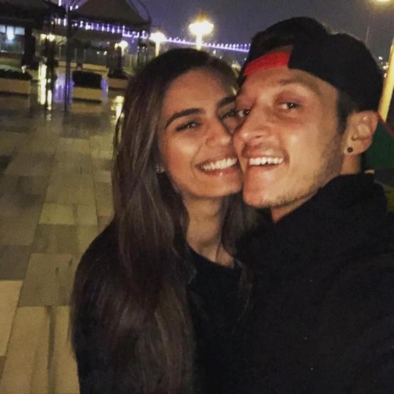 Mesut Özilden Amineye özel parti