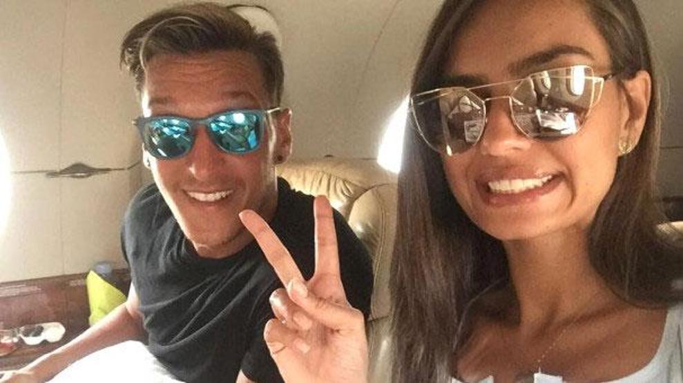 Mesut Özilden Amineye özel parti