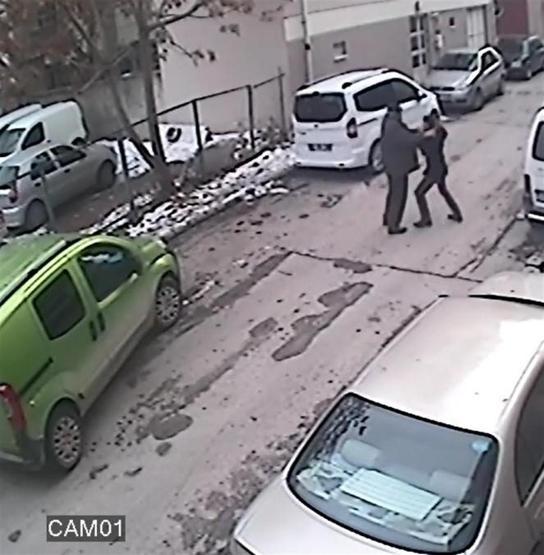 Park yeri candan kıymetli hale geldi: Biri yola oturdu, öbürü üzerine sürdü