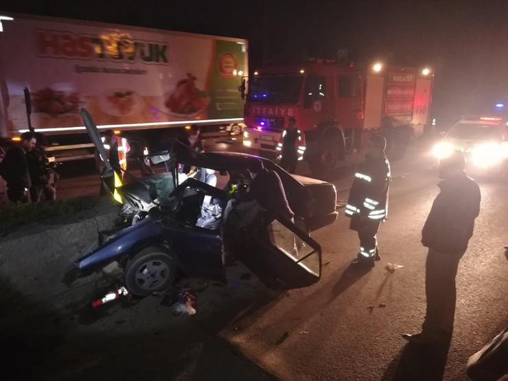 Otoyolda feci kaza: Beton bariyerlere çarptı