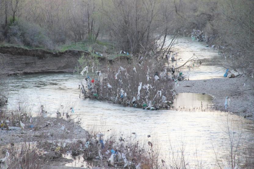 Sular çekildi, Kızılırmaktaki çevre kirliliği gözler önüne döküldü