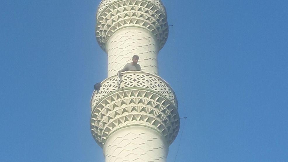 Pompalı tüfekle minareye çıktı, polisi alarma geçirdi