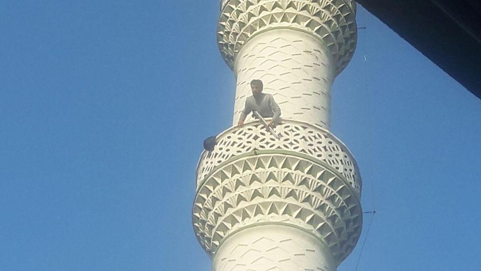 Pompalı tüfekle minareye çıktı, polisi alarma geçirdi