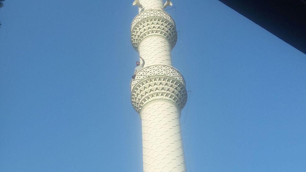 Pompalı tüfekle minareye çıktı, polisi alarma geçirdi