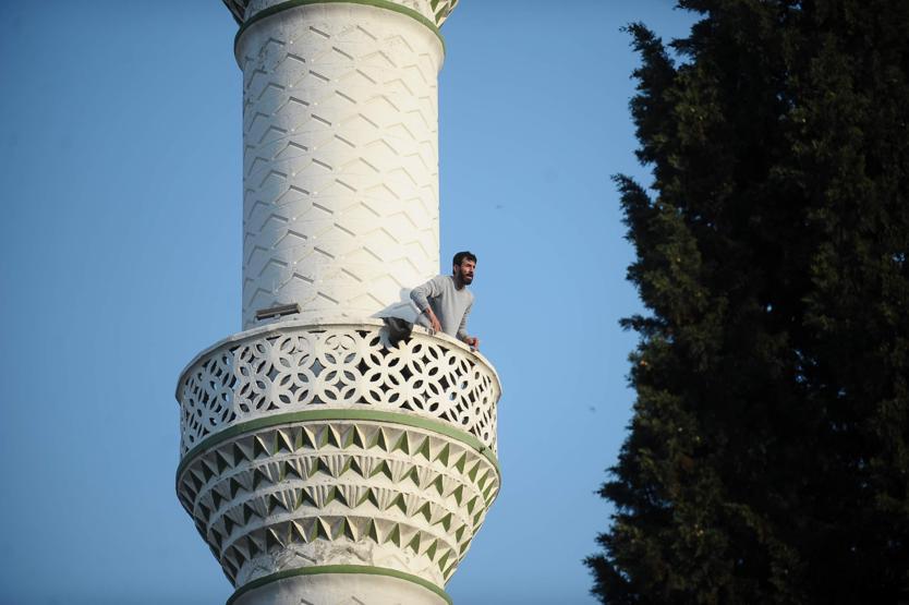 Pompalı tüfekle minareye çıktı, polisi alarma geçirdi