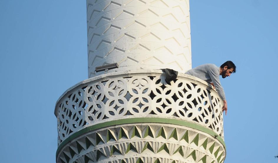 Pompalı tüfekle minareye çıktı, polisi alarma geçirdi
