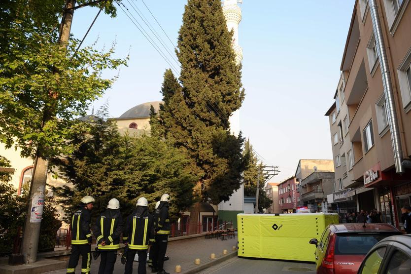 Pompalı tüfekle minareye çıktı, polisi alarma geçirdi