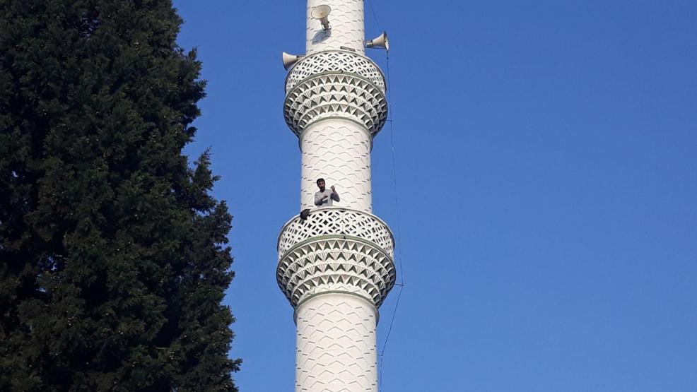 Pompalı tüfekle minareye çıktı, polisi alarma geçirdi
