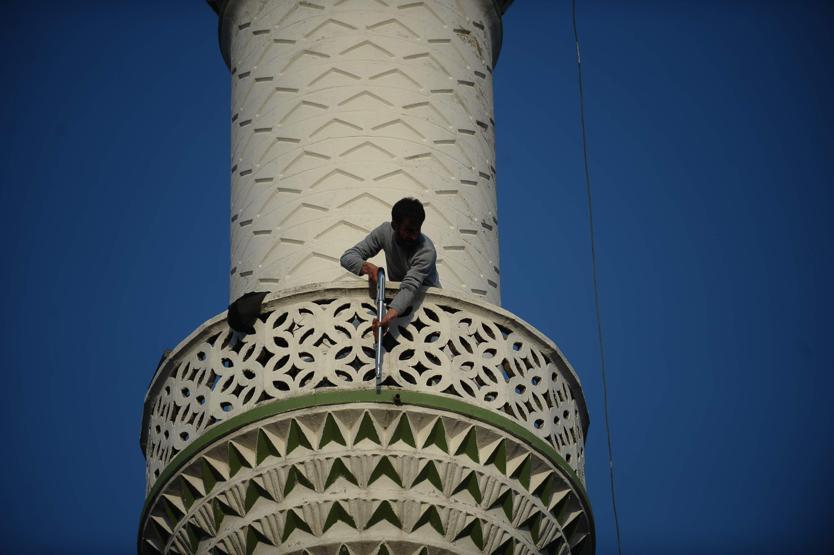 Pompalı tüfekle minareye çıktı, polisi alarma geçirdi