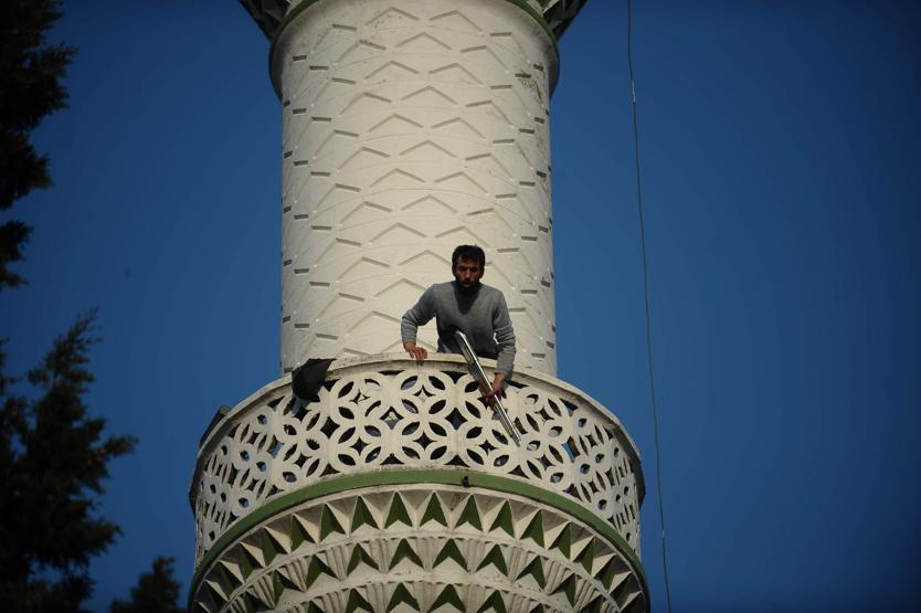 Pompalı tüfekle minareye çıktı, polisi alarma geçirdi