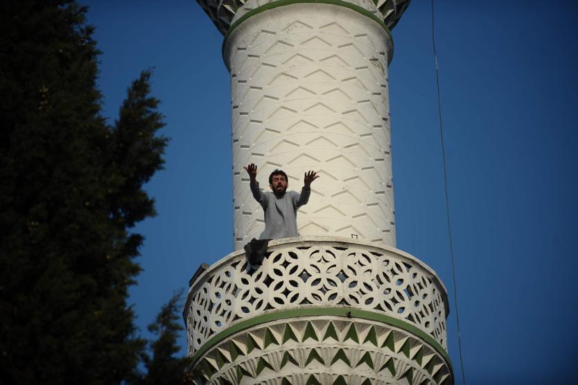 Pompalı tüfekle minareye çıktı, polisi alarma geçirdi