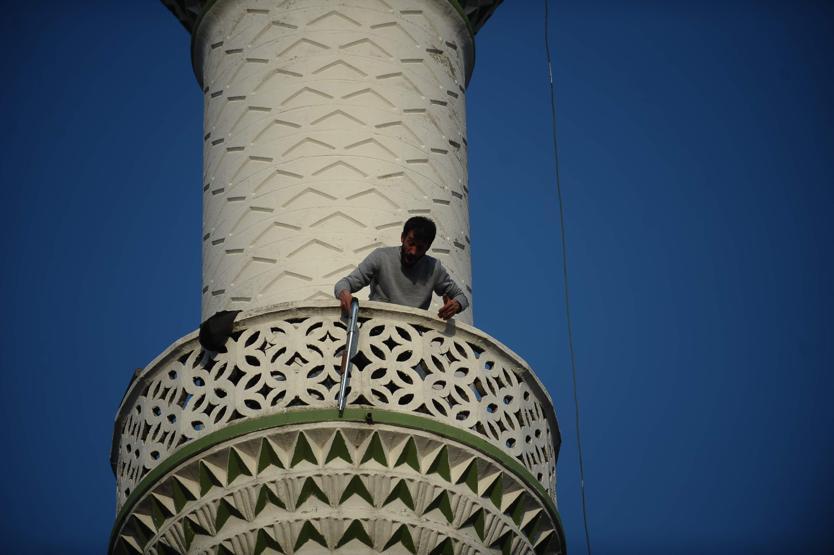 Pompalı tüfekle minareye çıktı, polisi alarma geçirdi