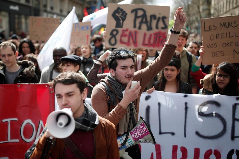 Pariste eğitim reformunu protesto eden öğrencilere polis baskını