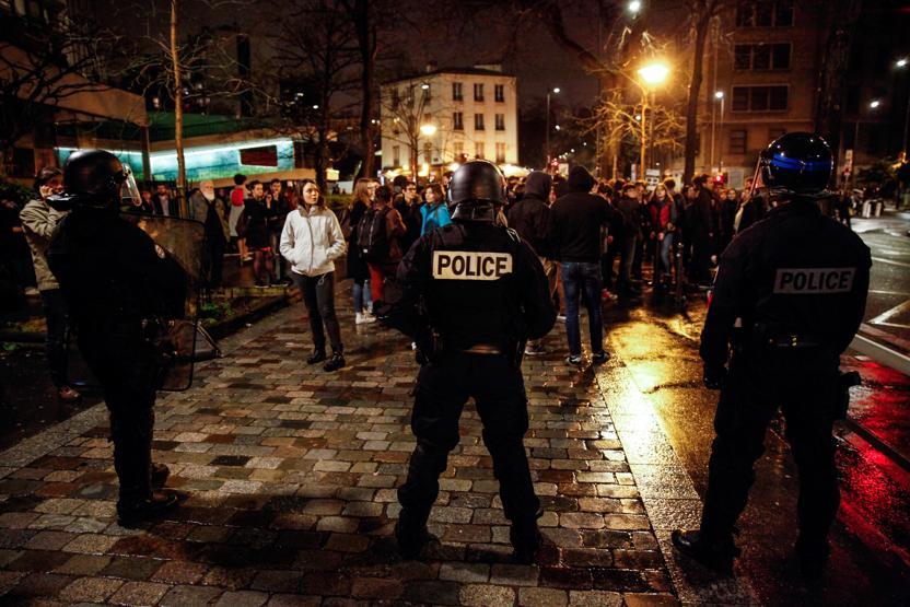 Pariste eğitim reformunu protesto eden öğrencilere polis baskını