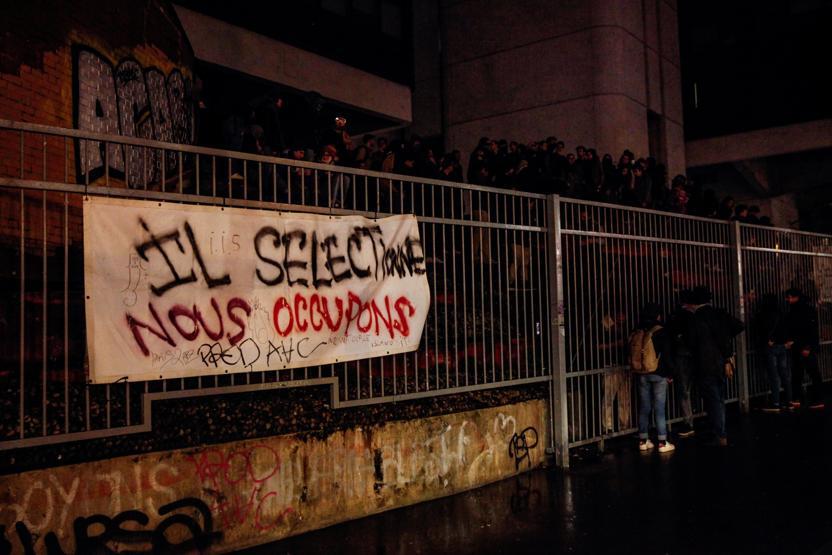 Pariste eğitim reformunu protesto eden öğrencilere polis baskını