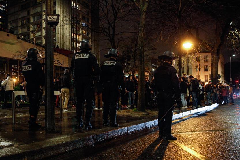 Pariste eğitim reformunu protesto eden öğrencilere polis baskını