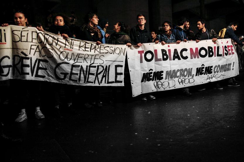 Pariste eğitim reformunu protesto eden öğrencilere polis baskını