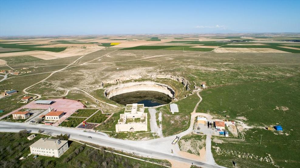 Konyadaki 180 metrelik obruk ve 800 yaşındaki han turist bekliyor