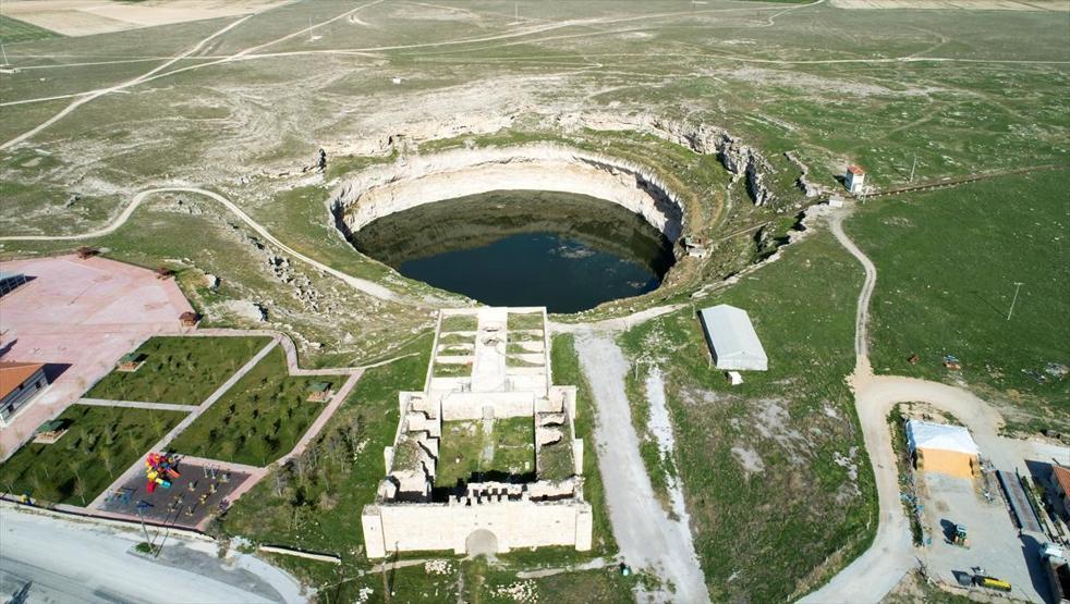 Konyadaki 180 metrelik obruk ve 800 yaşındaki han turist bekliyor