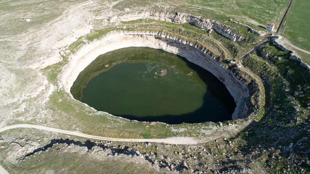 Konyadaki 180 metrelik obruk ve 800 yaşındaki han turist bekliyor