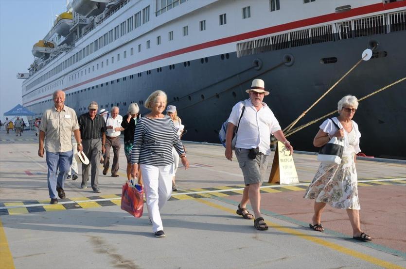 858 kişi taşıyan dev turist gemisi Aydında