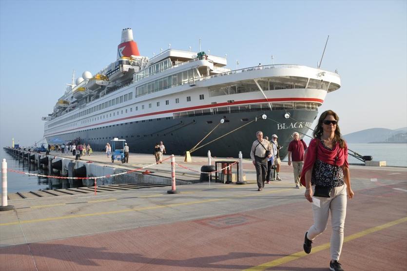 858 kişi taşıyan dev turist gemisi Aydında
