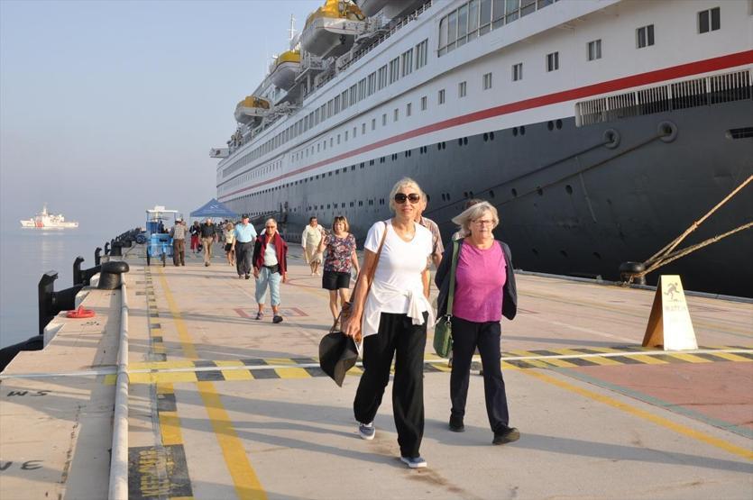 858 kişi taşıyan dev turist gemisi Aydında