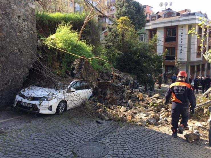 Beşiktaşta istinat duvarı çöktü: Araçlar hurdaya döndü