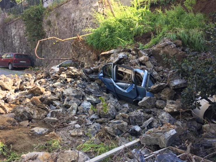 Beşiktaşta istinat duvarı çöktü: Araçlar hurdaya döndü