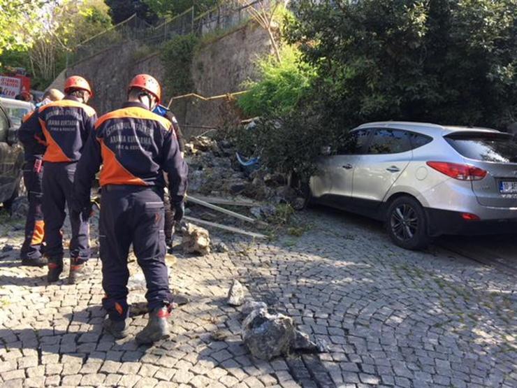 Beşiktaşta istinat duvarı çöktü: Araçlar hurdaya döndü