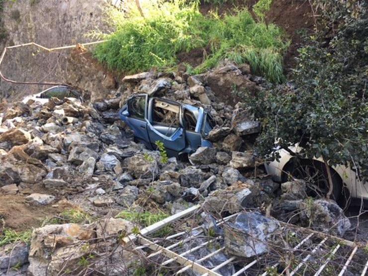 Beşiktaşta istinat duvarı çöktü: Araçlar hurdaya döndü