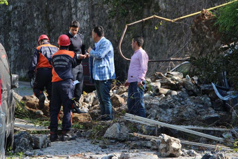 Beşiktaşta istinat duvarı çöktü: Araçlar hurdaya döndü