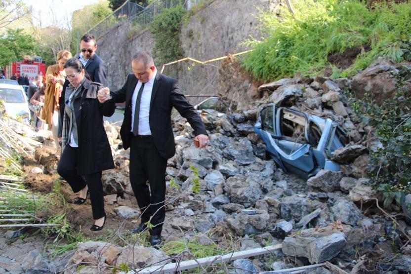 Beşiktaşta istinat duvarı çöktü: Araçlar hurdaya döndü