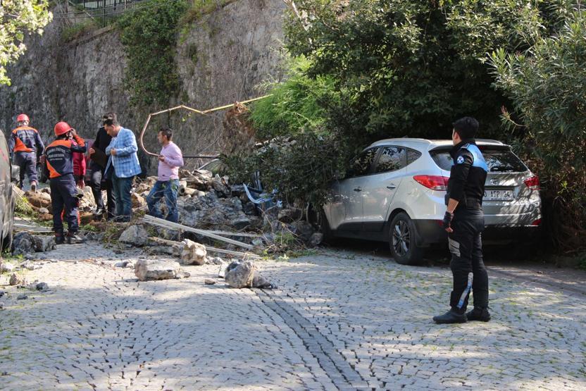 Beşiktaşta istinat duvarı çöktü: Araçlar hurdaya döndü
