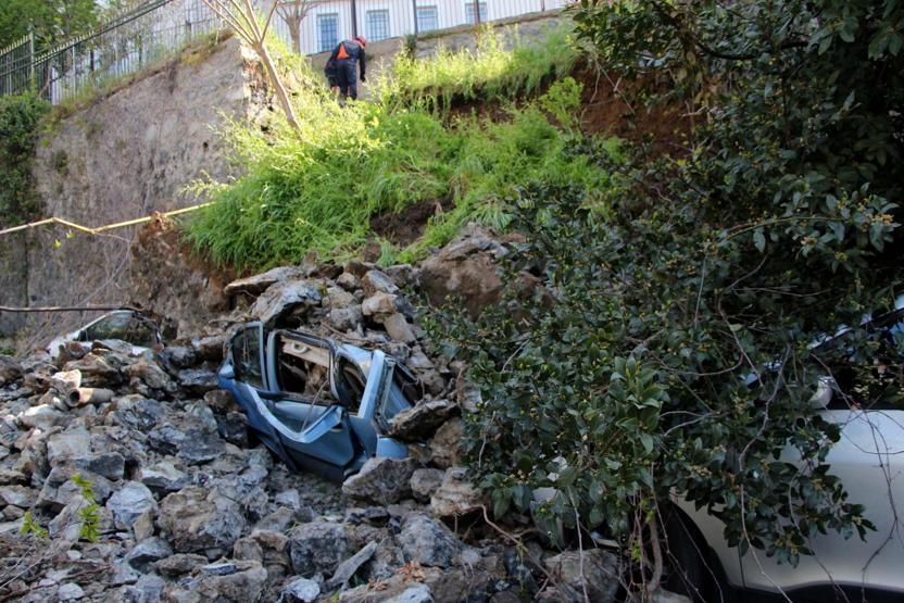 Beşiktaşta istinat duvarı çöktü: Araçlar hurdaya döndü