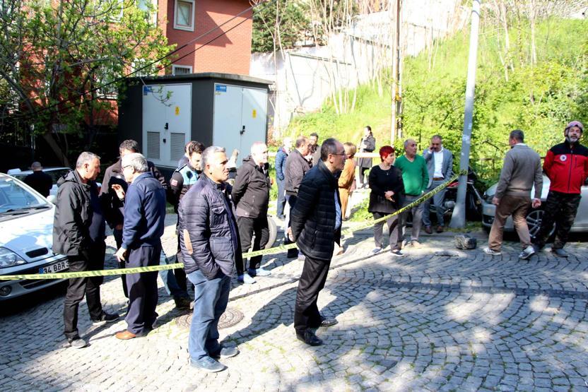 Beşiktaşta istinat duvarı çöktü: Araçlar hurdaya döndü