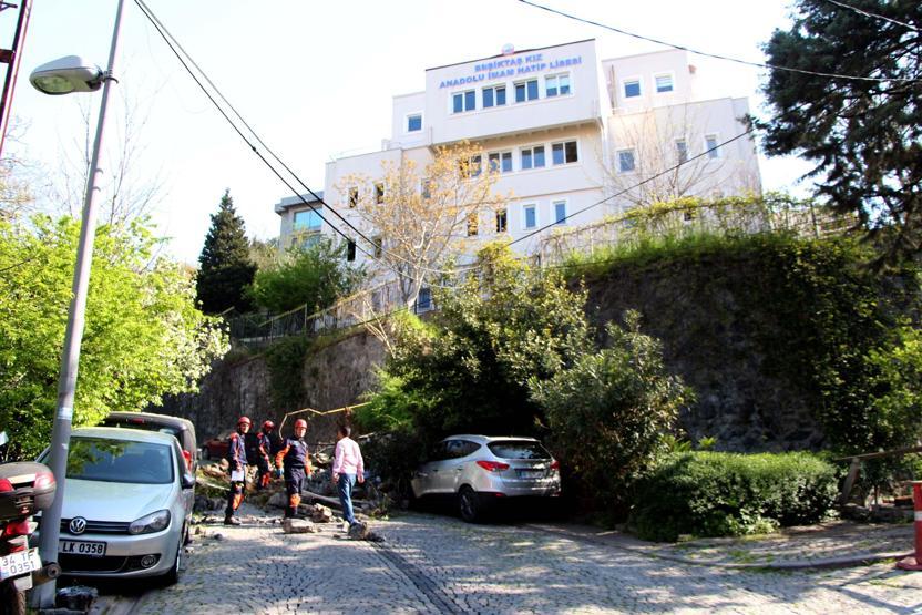 Beşiktaşta istinat duvarı çöktü: Araçlar hurdaya döndü