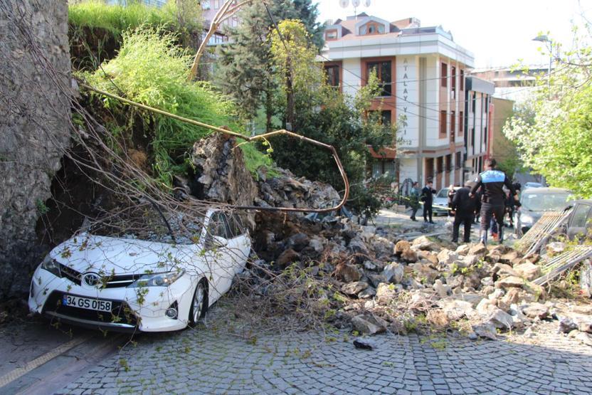 Beşiktaşta istinat duvarı çöktü: Araçlar hurdaya döndü