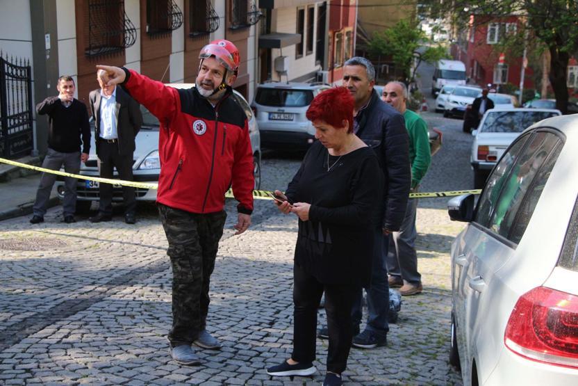 Beşiktaşta istinat duvarı çöktü: Araçlar hurdaya döndü