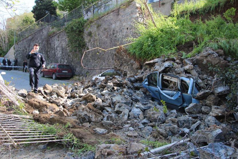 Beşiktaşta istinat duvarı çöktü: Araçlar hurdaya döndü
