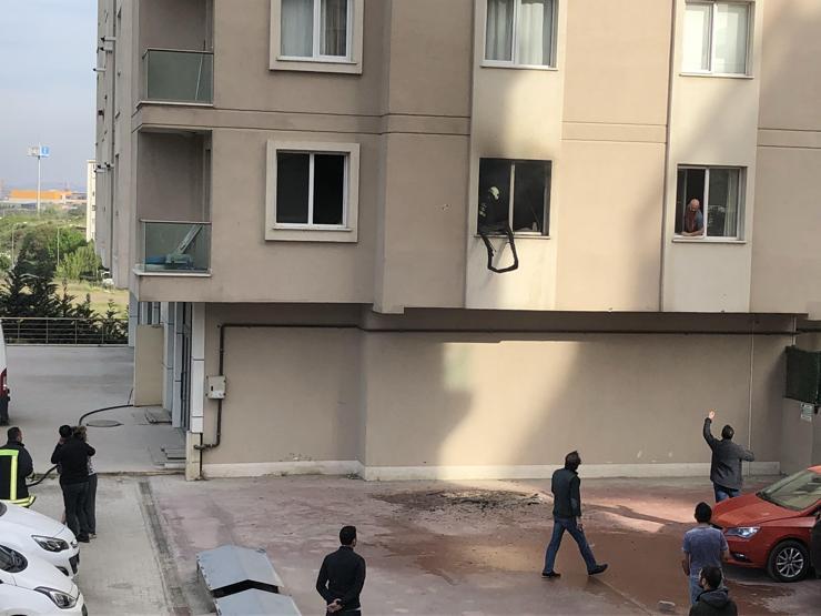 Alev alan şarj cihazı yangın çıkardı