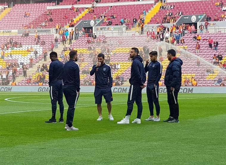 Emre Belözoğlundan tribüne hareket