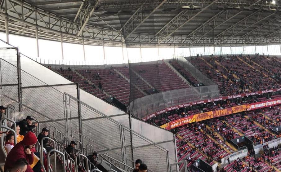 Emre Belözoğlundan tribüne hareket