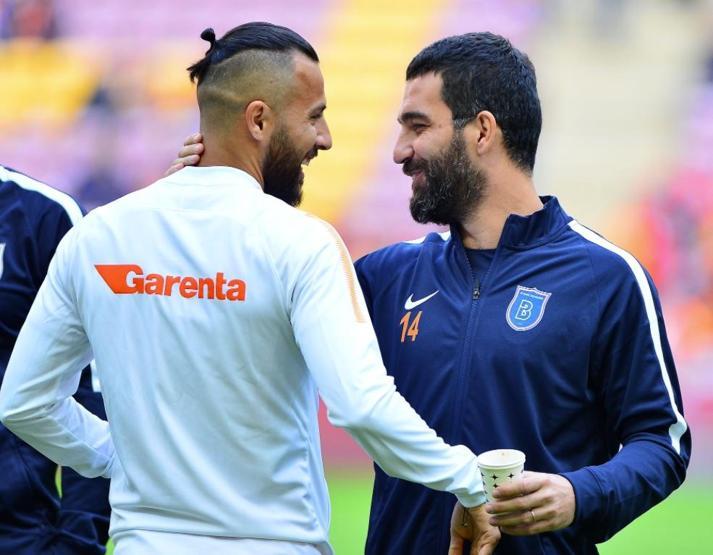 Emre Belözoğlundan tribüne hareket